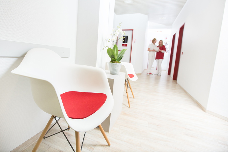 Recklinghausen Zahnarztpraxis Interieur Wartebereich mit modernen weißen Stühlen