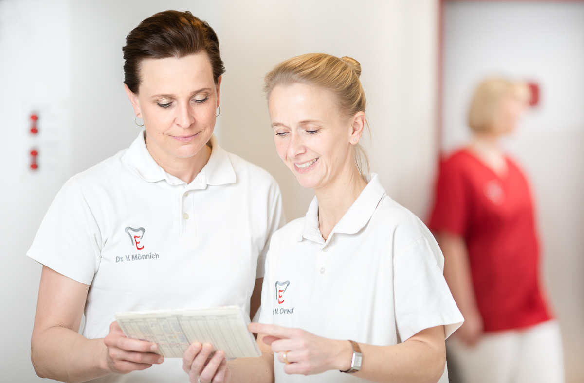 Ärztinnen Dr. Mönnich und Dr. Dr. Orwat besprechen sich